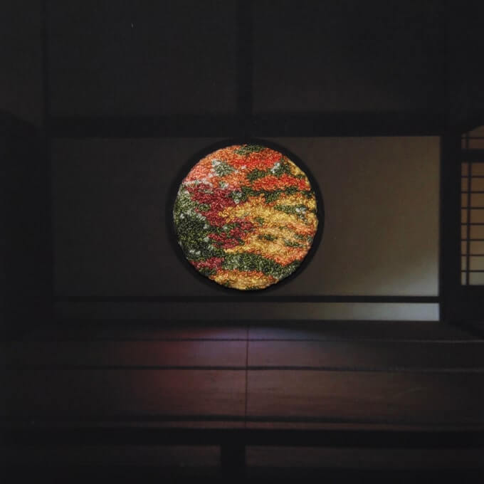 源光庵「悟りの窓」から見える紅葉の風景