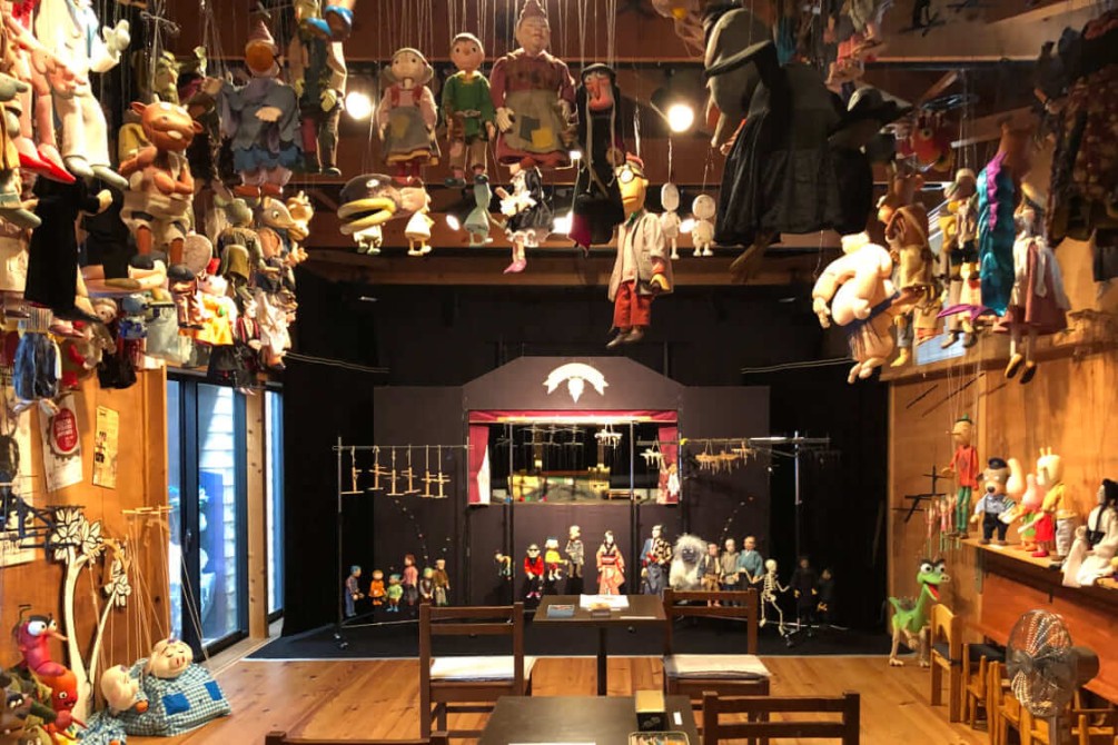 鞍馬口にある「あとりえミノムシ」の人形劇に、なぜか大人たちが夢中らしい